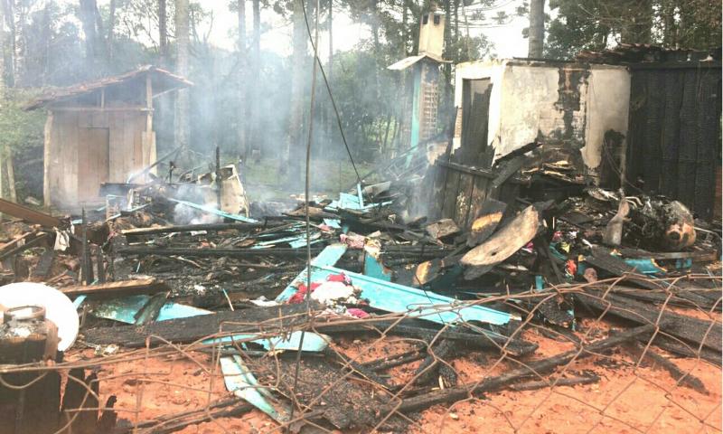 Residência consumida pelo fogo no Águas Claras