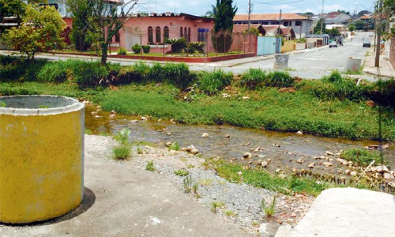 População pede reconstrução da ponte sobre o Rio Cambuí