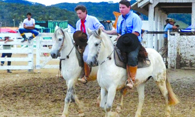 Atletas representam a cidade no Rodeio Terra dos Cânions