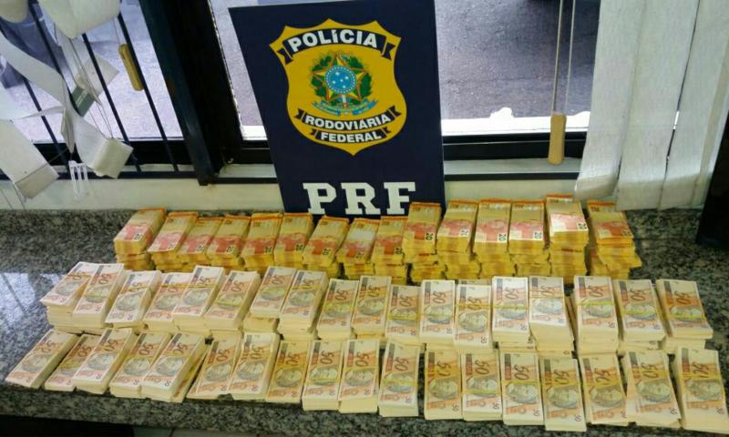 PRF apreende R$ 800 mil em notas falsas em Balsa Nova