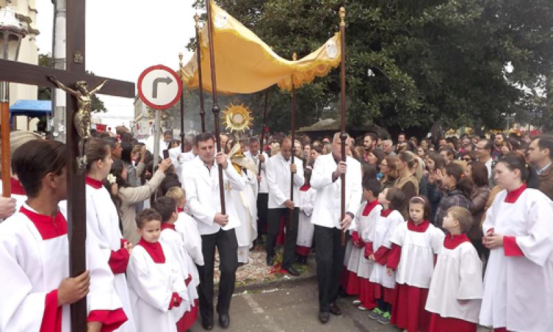 Campo Largo comemora Corpus Christi 