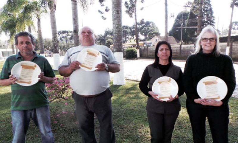 Colaboradores da Porcelana Schmidt são surpreendidos com comemoração