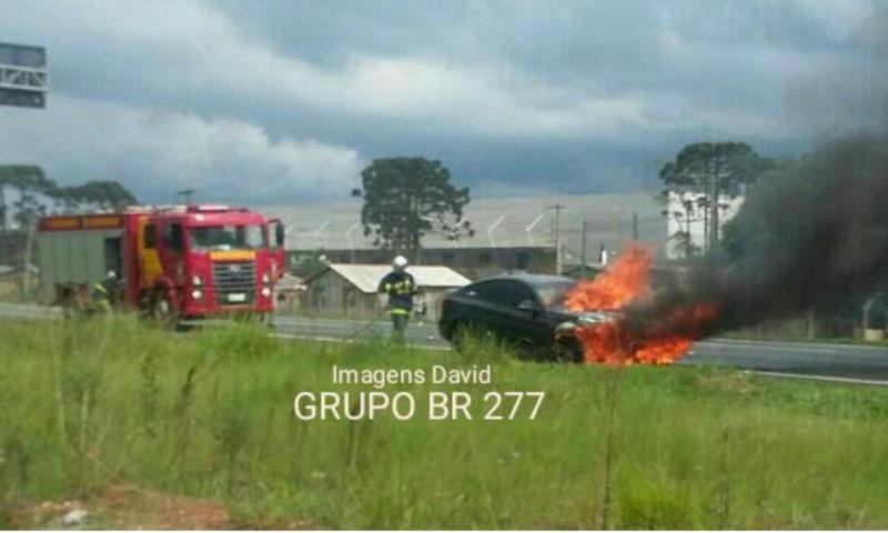 Bombeiros combatem fogo em veículo na rodovia