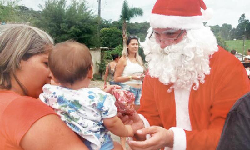 Grupo Anjos do Natal fez a alegria de crianças carentes no dia 24