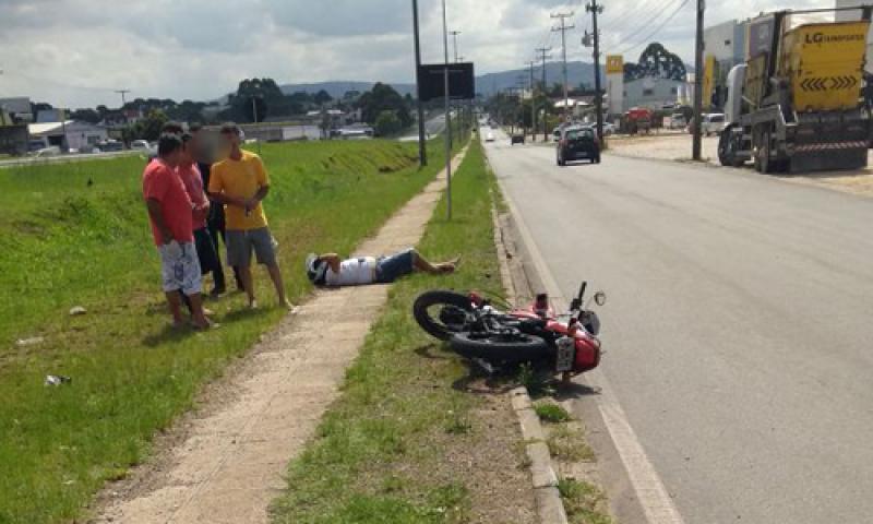 Motociclista ferido em acidente na Ayrton Senna