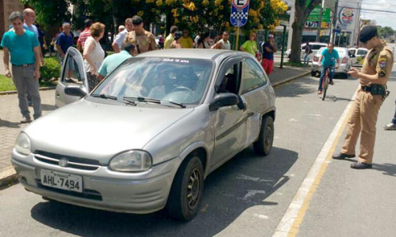 Veículo na contramão causa acidente no Centro