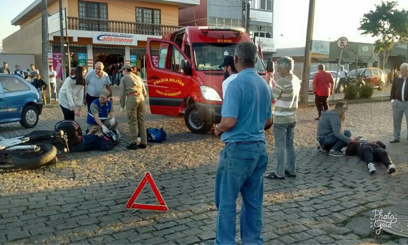 Siate socorre casal de moto na Arlindo Chemin