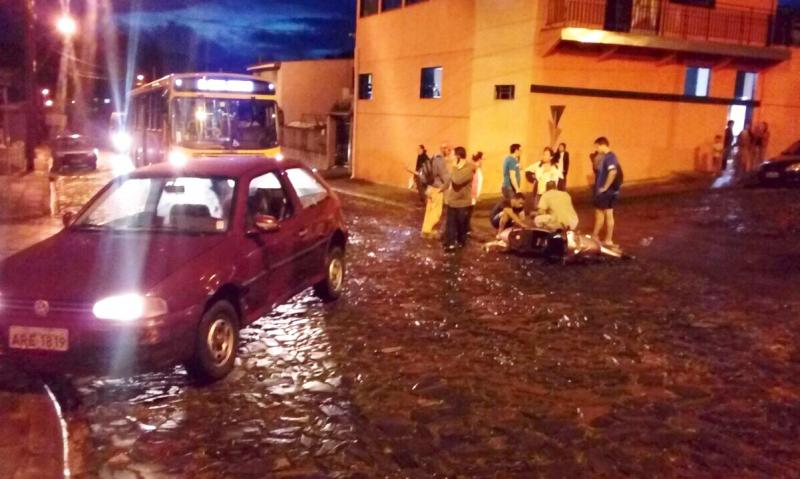 Motociclista ferida em colisão na Rocha Pombo