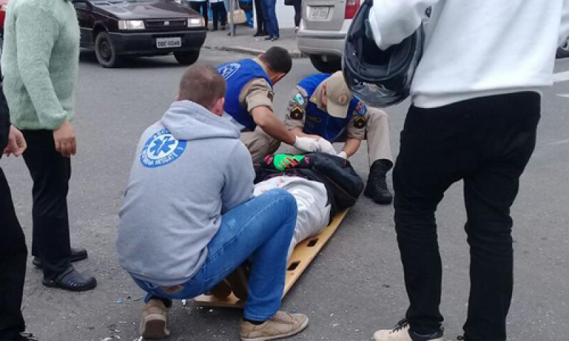 Motociclista ferido em colisão no centro