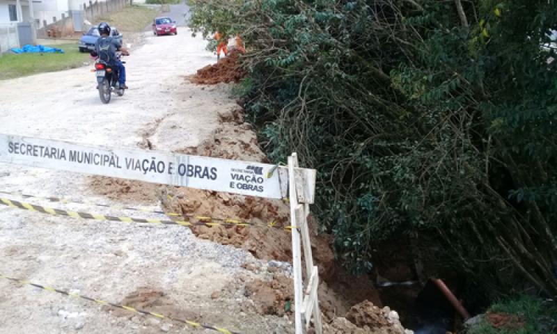 Moradores reclamam de problemas nas ruas em vários pontos da cidade