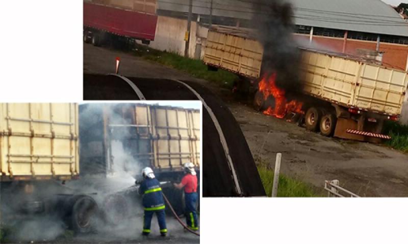 Bombeiros combatem incêndio em carretas próximas à Delegacia