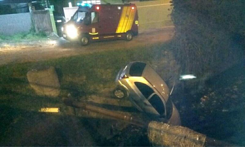 Veículo Celta cai no Rio Cambuí