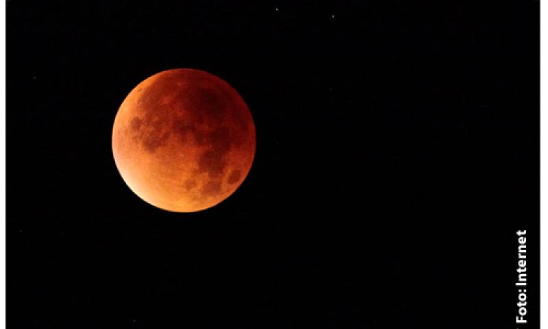 Maior eclipse total da Lua do século 21 ocorre nesta sexta