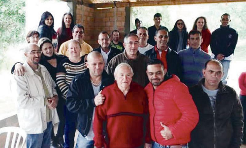 Ex-alunos e comunidade homenageiam professor após 30 anos da sua última turma