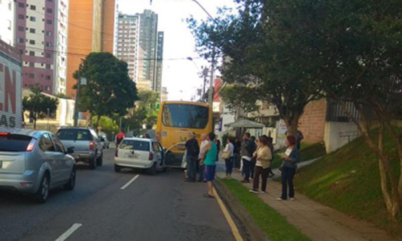 Acidente em Curitiba envolvendo Corsa e ônibus de Campo Largo