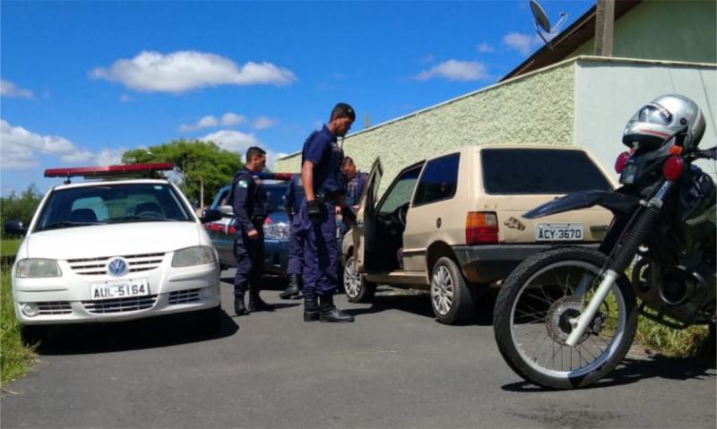 Fiat Uno com alerta de furto abandonado na Avenida do Canal