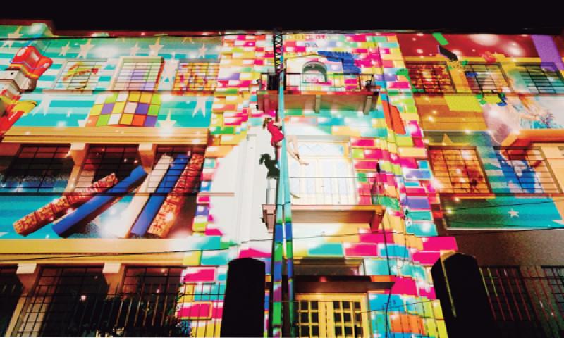 Energia do Natal levou milhares de pessoas à Praça do Sagrada Família e movimentou o comércio