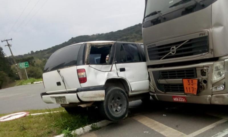 Blazer atingida por carreta no Trevo da Morte