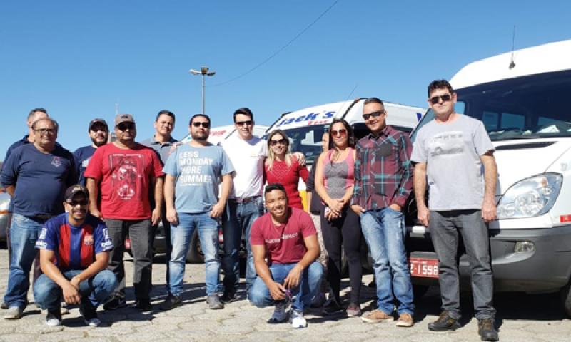 Motoristas de Vans manifestam em apoio aos caminhoneiros