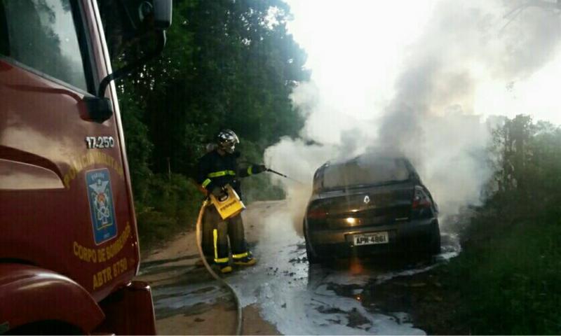 Corpo carbonizado encontrado dentro de carro incendiado 