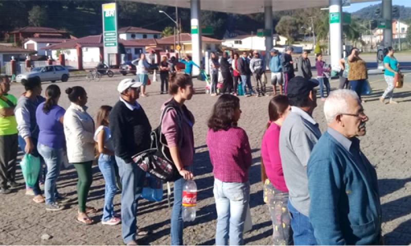 800 litros de leite doados em Bateias