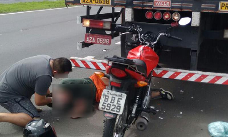 Motociclista ferido em colisão traseira com caminhão na BR-277