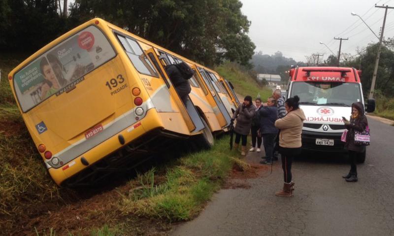 Ônibus cai em valeta e quatro pessoas ficam feridas na Ferraria