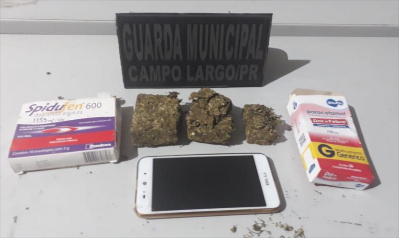 Presos suspeitos tentando entregar droga em caixas de remédios no Cadeião