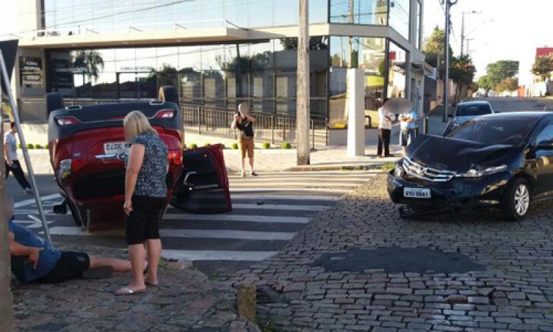 Um ferido em colisão seguida de capotamento na Barão do Rio Branco