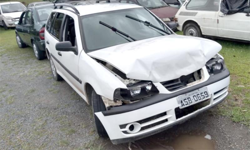 Condutor abandona veículo após colisão no Centro