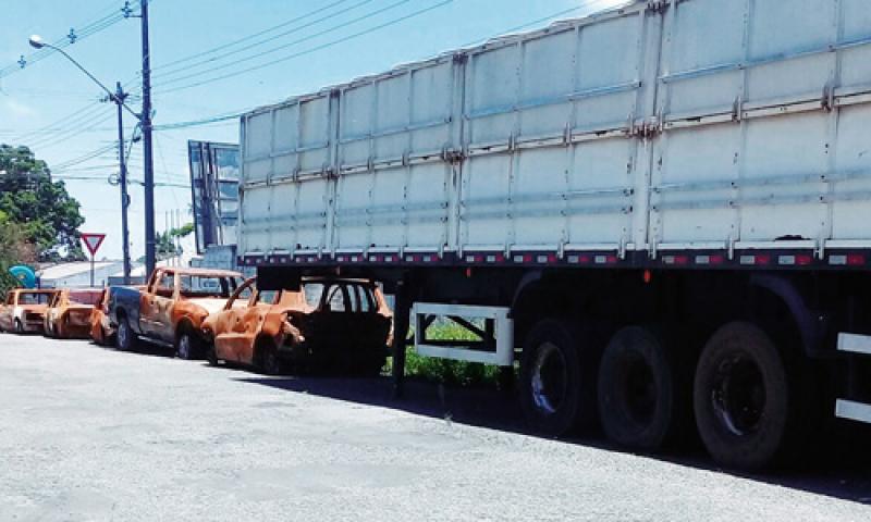 Moradores de rua usam carros abandonados na rua da Delegacia como casa