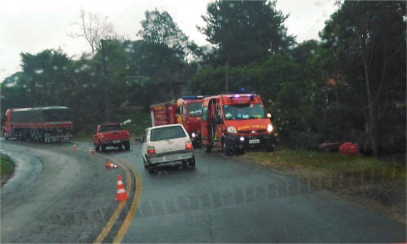 Mulher ferida em capotamento de veículo na PR 510