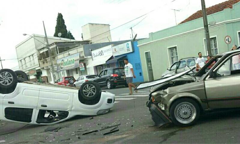 Colisão seguida de capotamento na esquina do Açougue do Tico