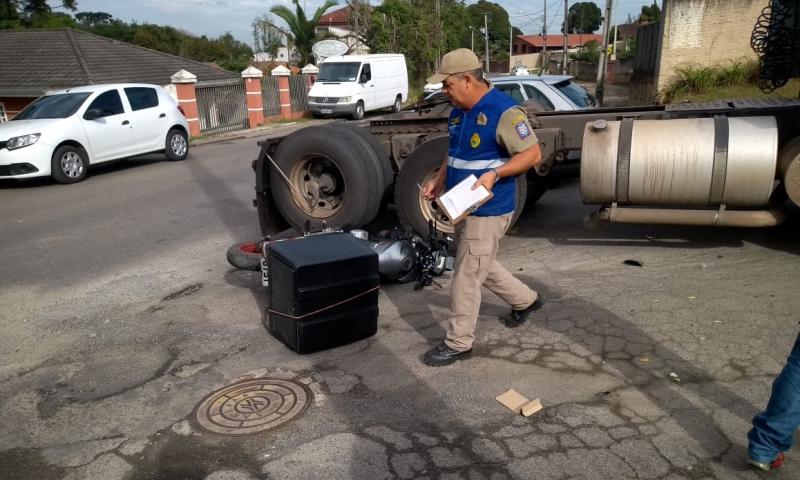 Motociclista ferido em colisão com caminhão na José de Paiva Vidal