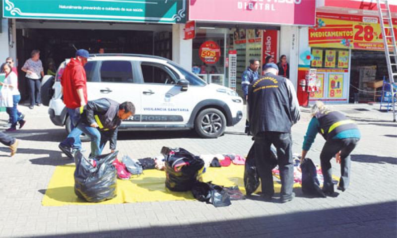 Blitz no Calçadão da XV de Novembro apreende mercadorias de ambulantes