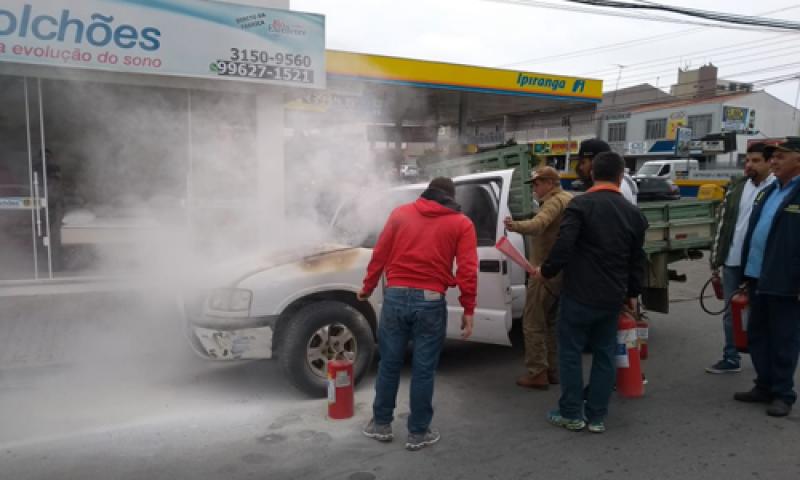 Bombeiro de folga e populares combatem incêndio em veículo na Xavier da Silva