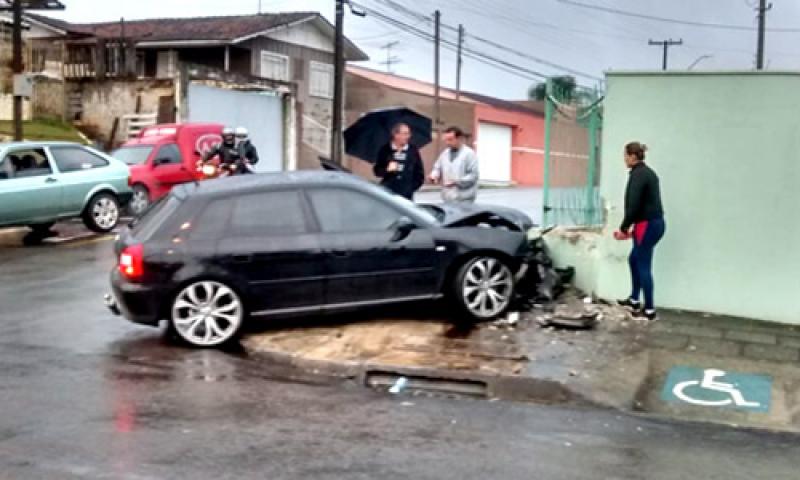 Veículo atravessa preferencial na frente de Audi que colide em muro