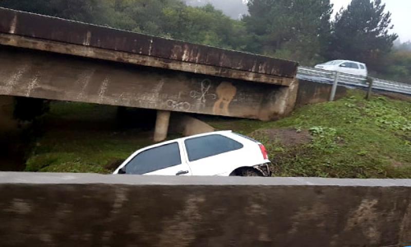 Veículo sai da pista na Ponte do Rio Verde