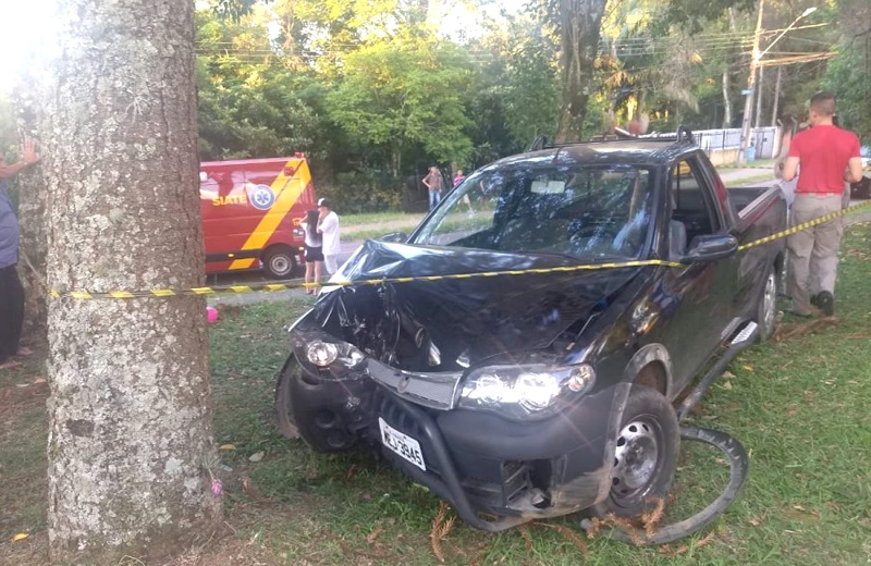 Morador da Ferraria morre após colidir veículo em árvore na CIC