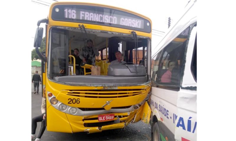 Vários feridos em colisão de ônibus e van na Gonçalves Dias