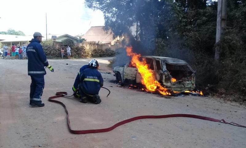 Veículo Tipo consumido pelo fogo na Estrada da Ratada