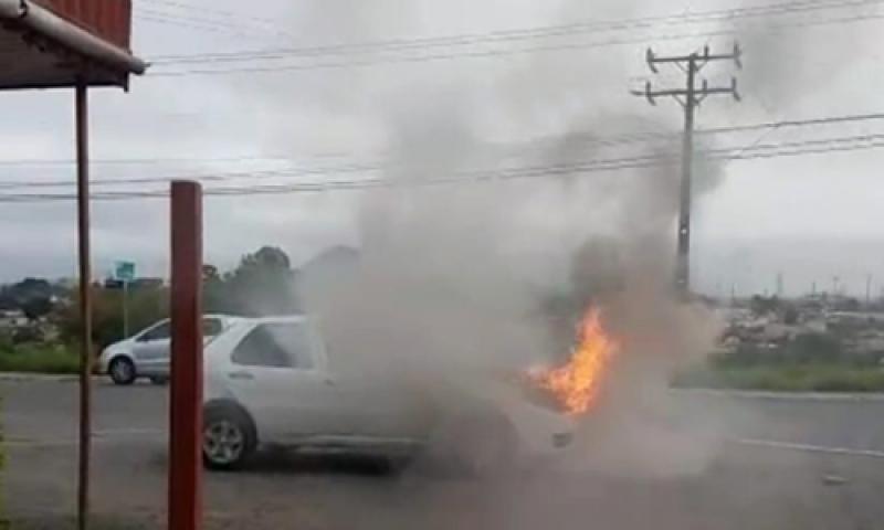 Bombeiros atendem um incêndio em veículo com a ambulância do Siate