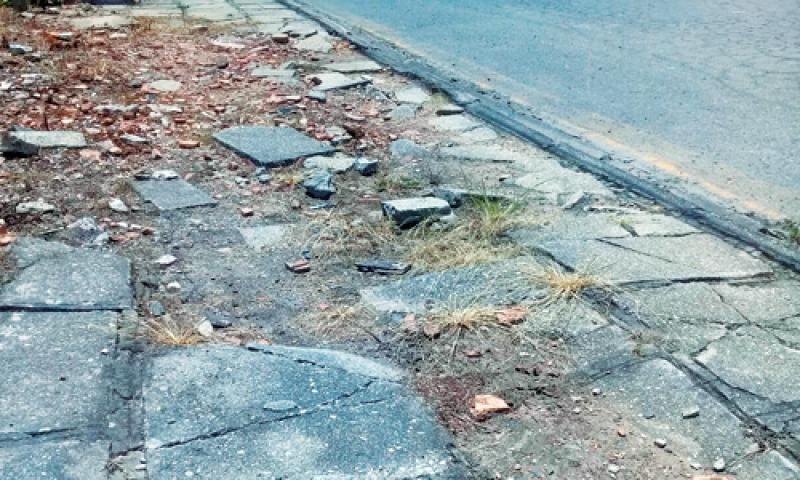 Manutenção das calçadas em frente aos terrenos é de responsabilidade do proprietário