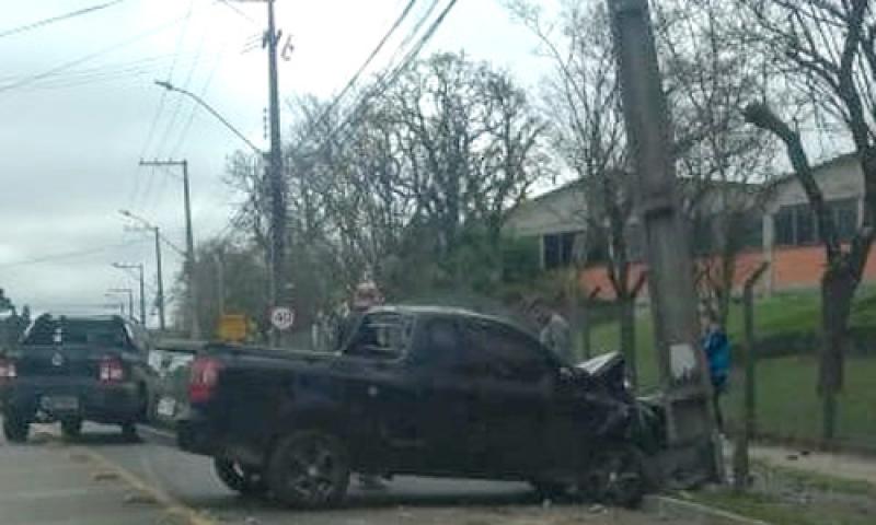 Veículo colide e quebra poste na Pigatto