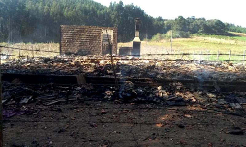 Bombeiros combatem incêndio em casa de recuperação em Bateias