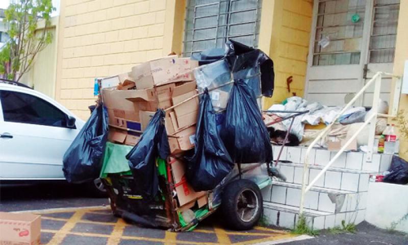 Prédios públicos estão servindo como casa para moradores de rua