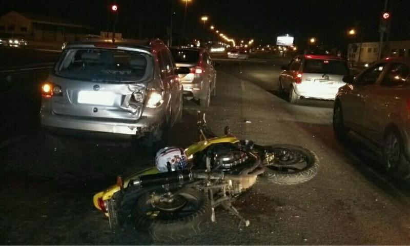 Motociclista ferido em colisão com dois veículos