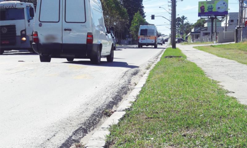 Proprietários de imóveis devem manter calçadas limpas, sob pena de multa