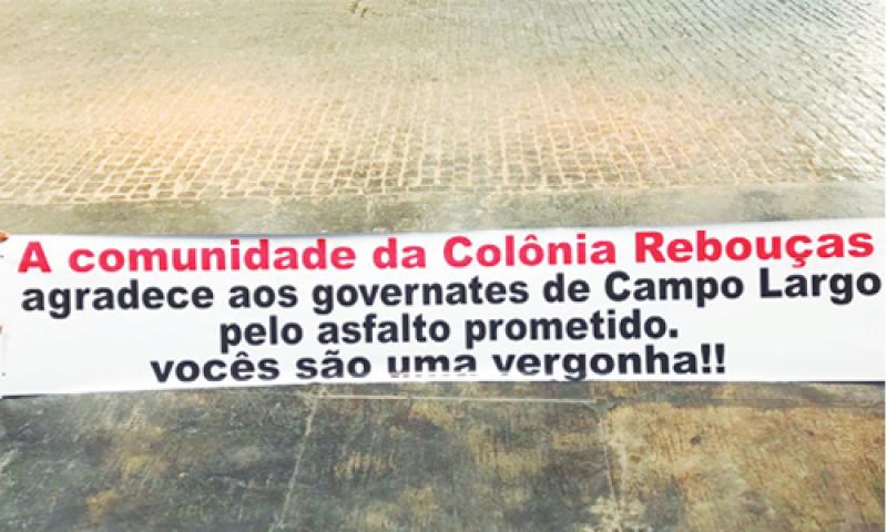 Moradores da Colônia Rebouças protestam contra falta de asfalto e têm faixa roubada