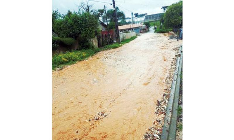 Chuvas deixam as ruas complicadas na Vila Glória